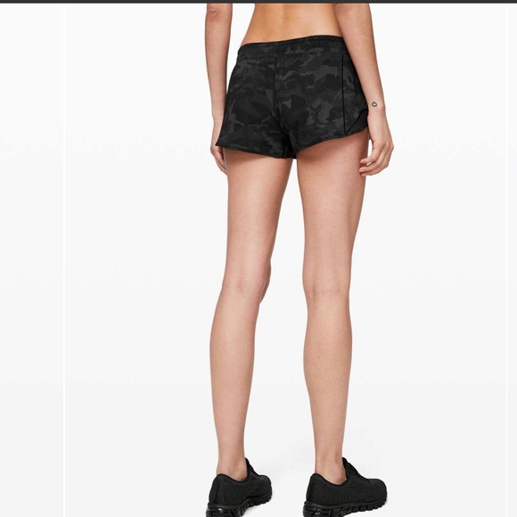 Lululemon Hotty Hot Low Rise Shorts 2.5” Black Multi Incognito Camo Size 10 Tall - Picture 5 of 13